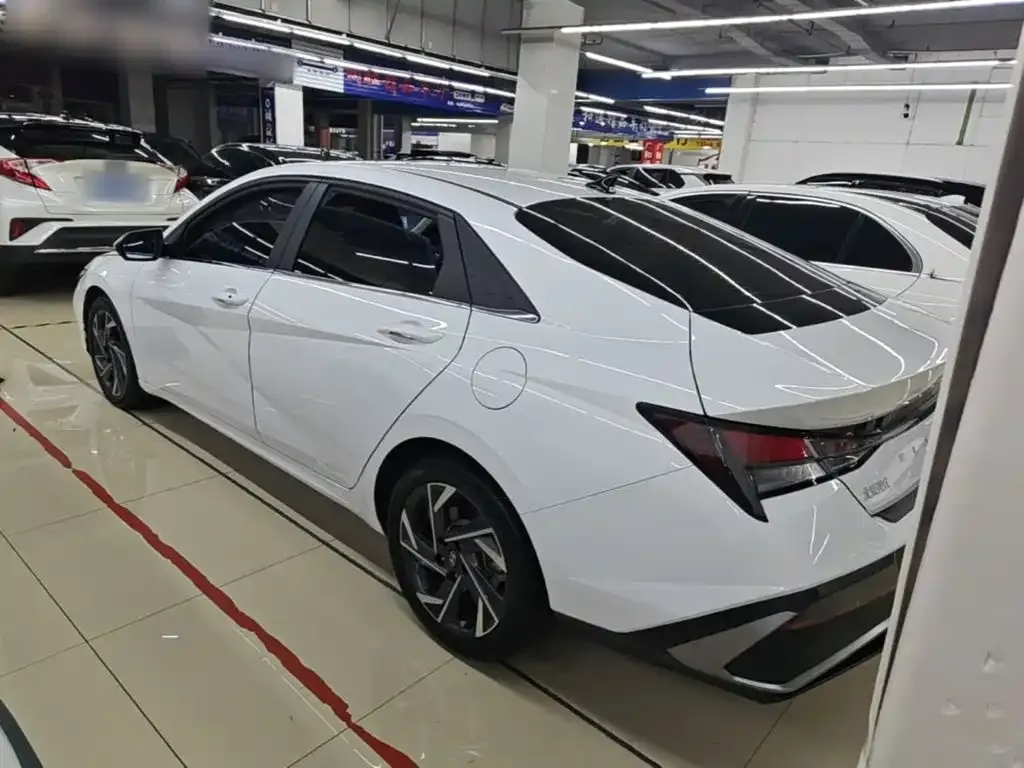 Hyundai Elantra — фото 7