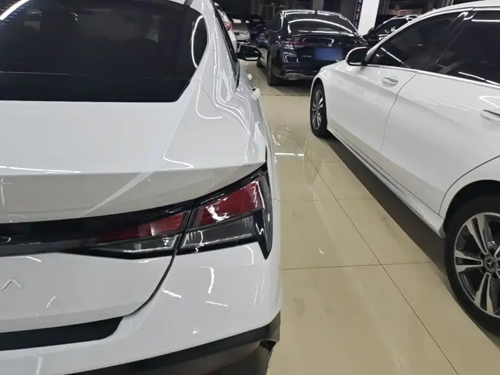 Hyundai Elantra — фото 10