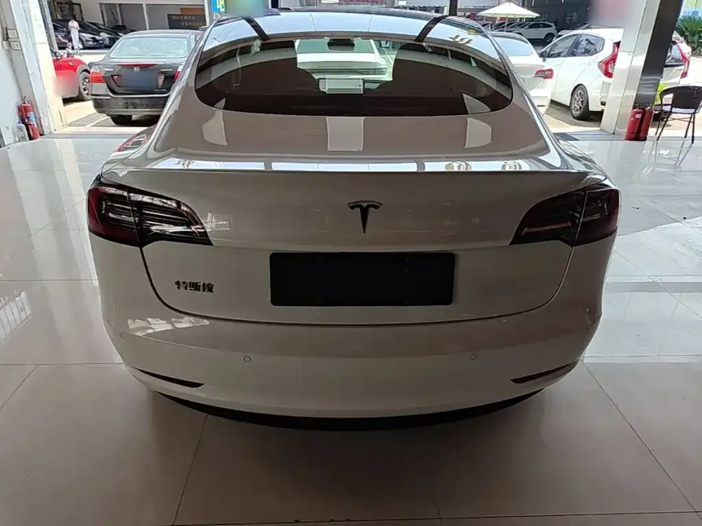 Tesla Model 3 — фото 8