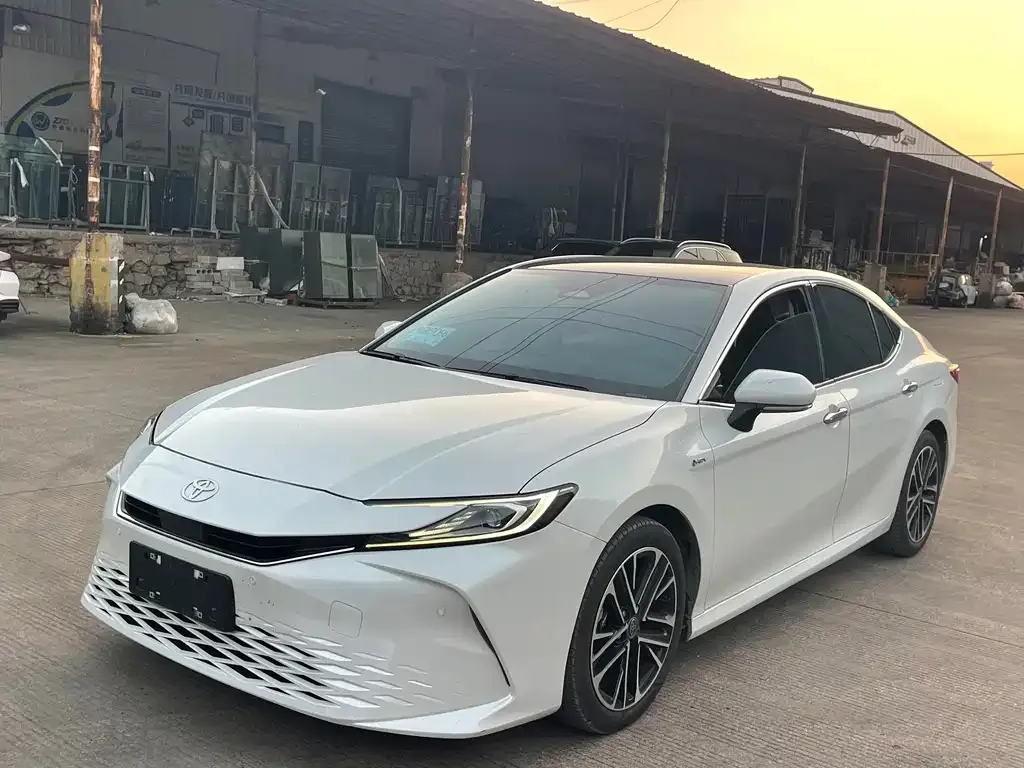 Toyota Camry — фото 1