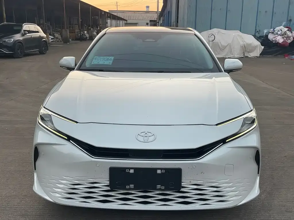 Toyota Camry — фото 9