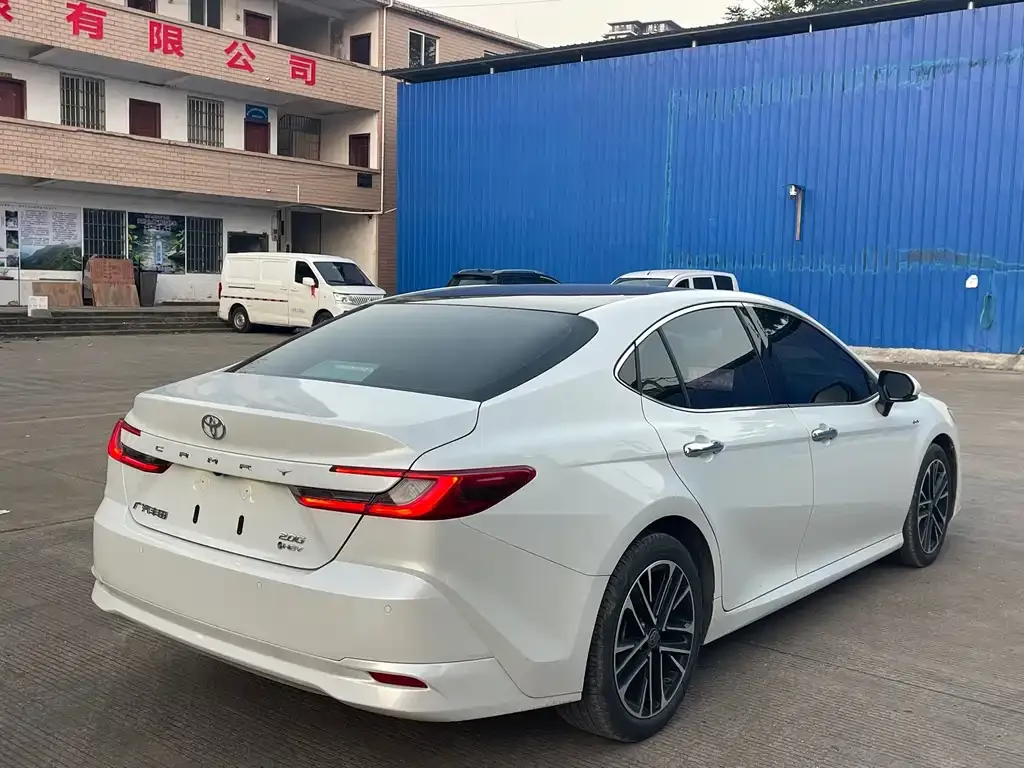 Toyota Camry — фото 5