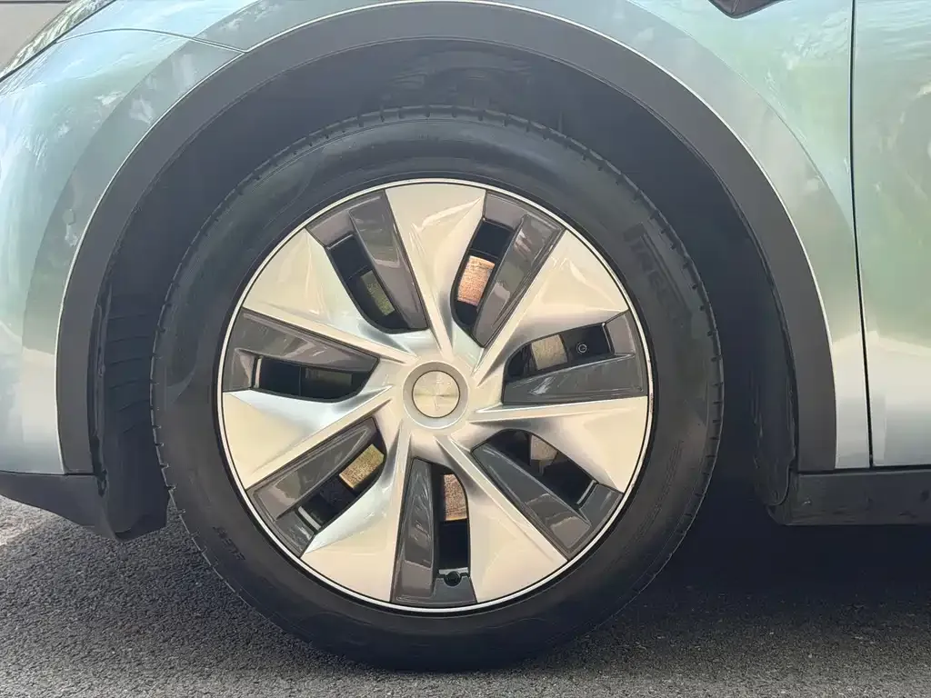 Tesla Model Y — фото 8