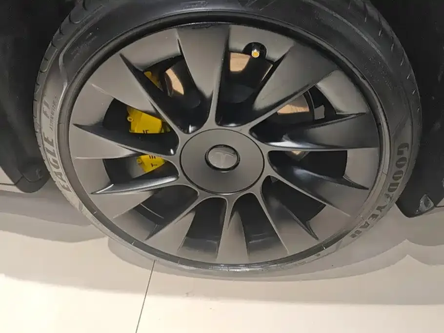 Tesla Model Y — фото 4