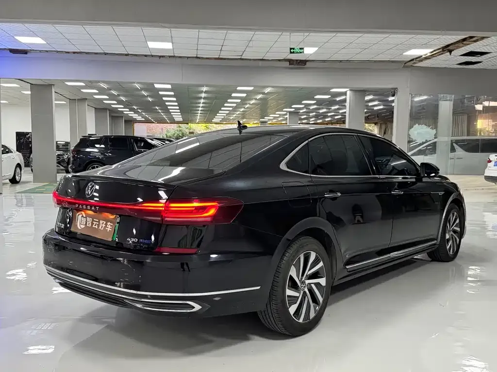 Volkswagen Passat PHEV — фото 5
