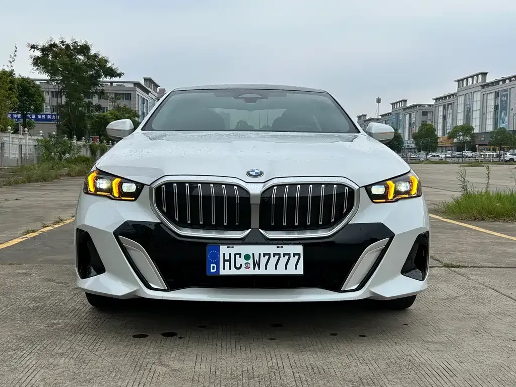 BMW 5 Series — фото 1