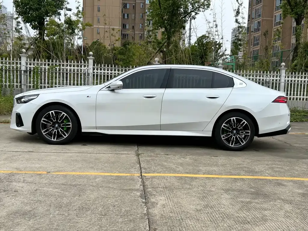 BMW 5 Series — фото 10