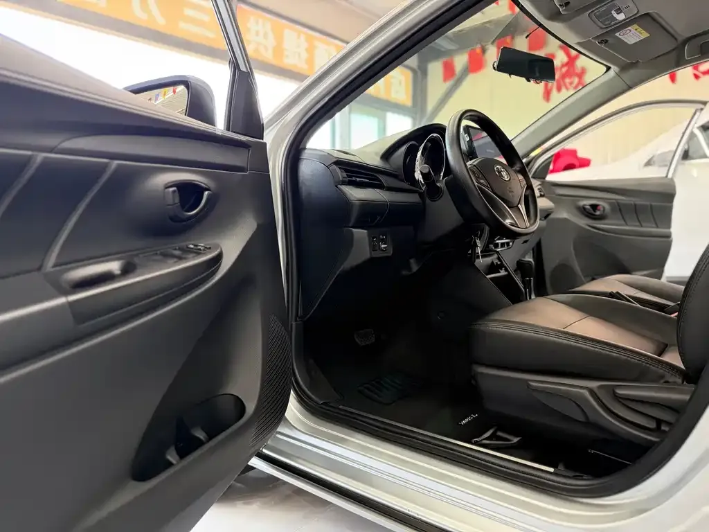 Toyota Yaris L — фото 10