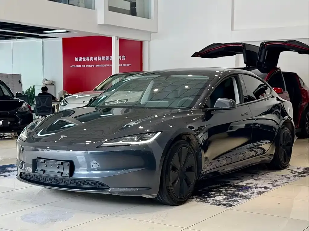 Tesla Model 3 — фото 1