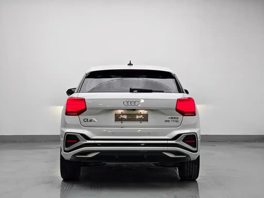Audi Q2L — фото 6