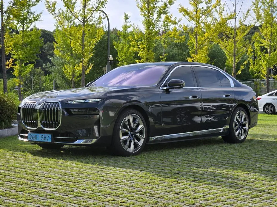 BMW i7 — фото 1