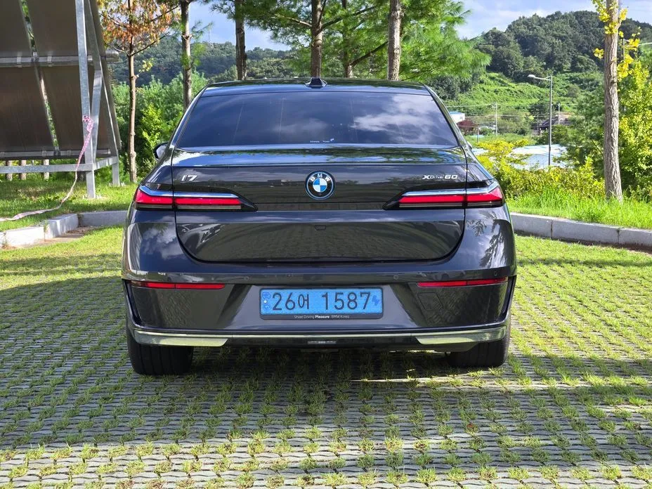 BMW i7 — фото 7