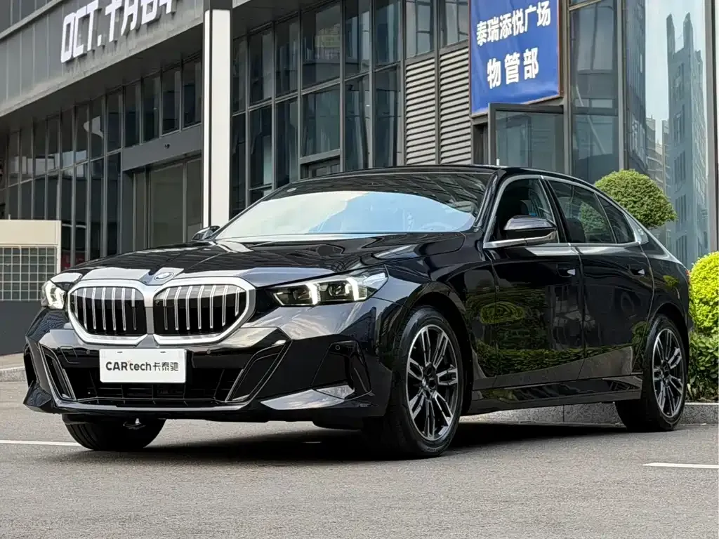 BMW 5 Series — фото 1