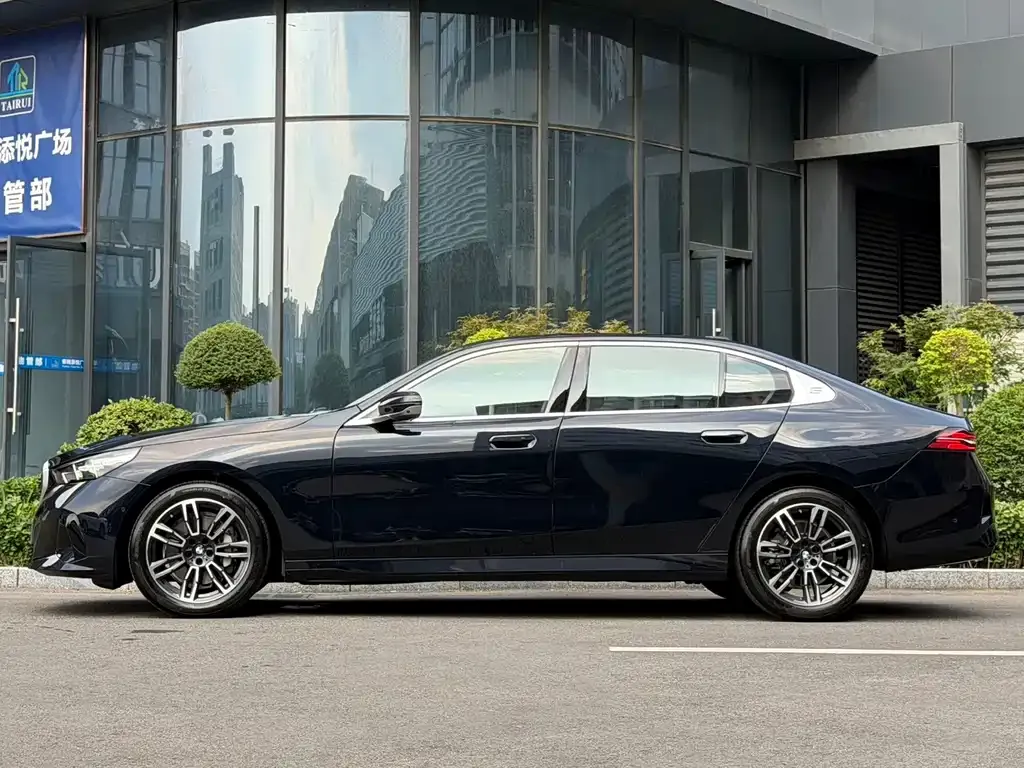 BMW 5 Series — фото 10