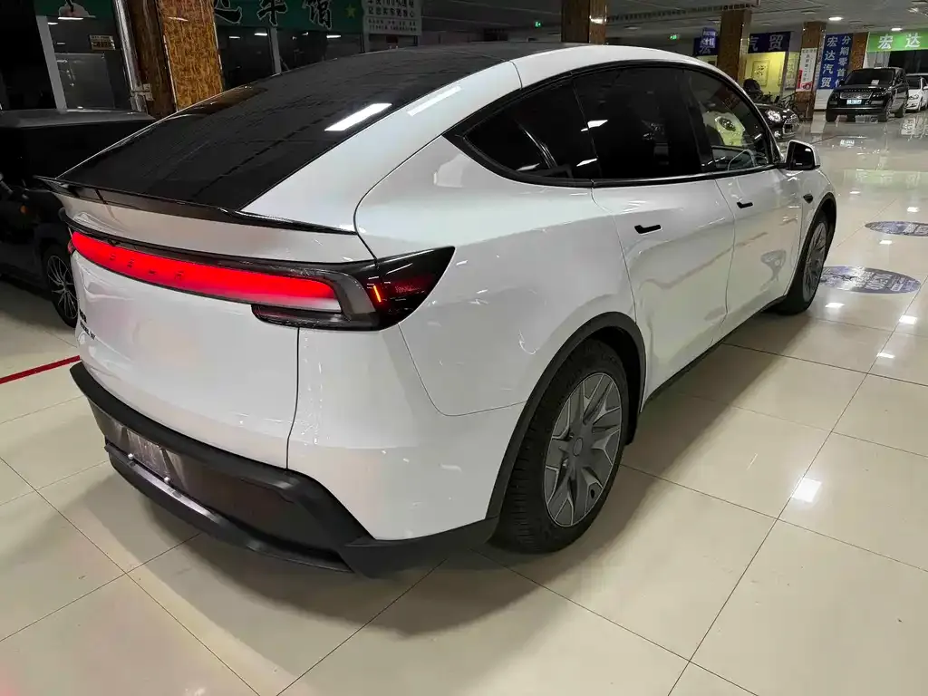Tesla Model Y L — фото 4