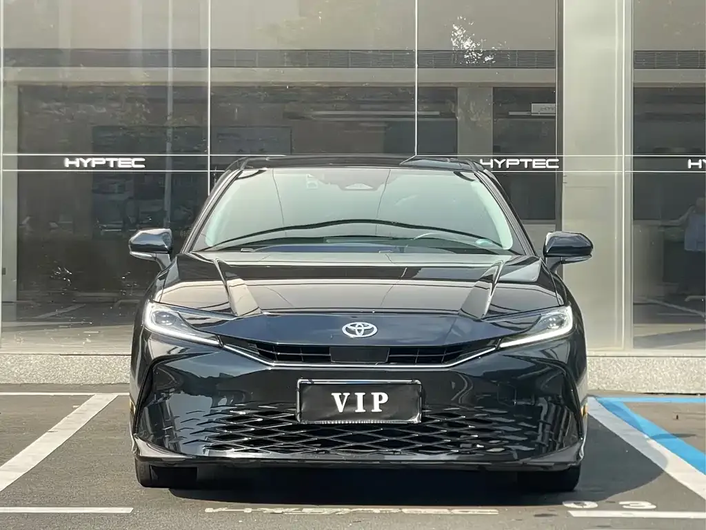Toyota Camry — фото 1