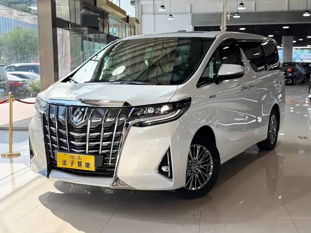 Toyota Alphard — фото 1