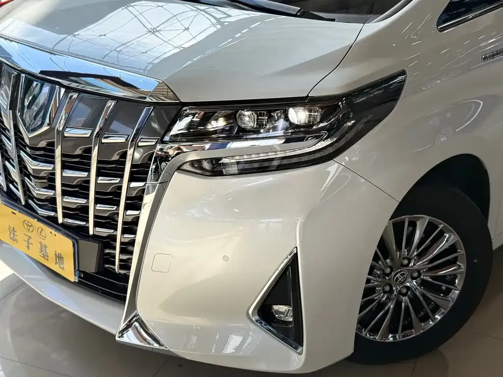 Toyota Alphard — фото 9