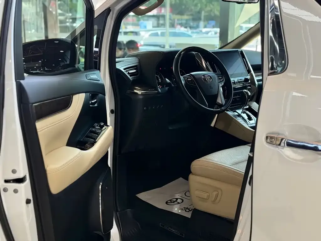 Toyota Alphard — фото 4