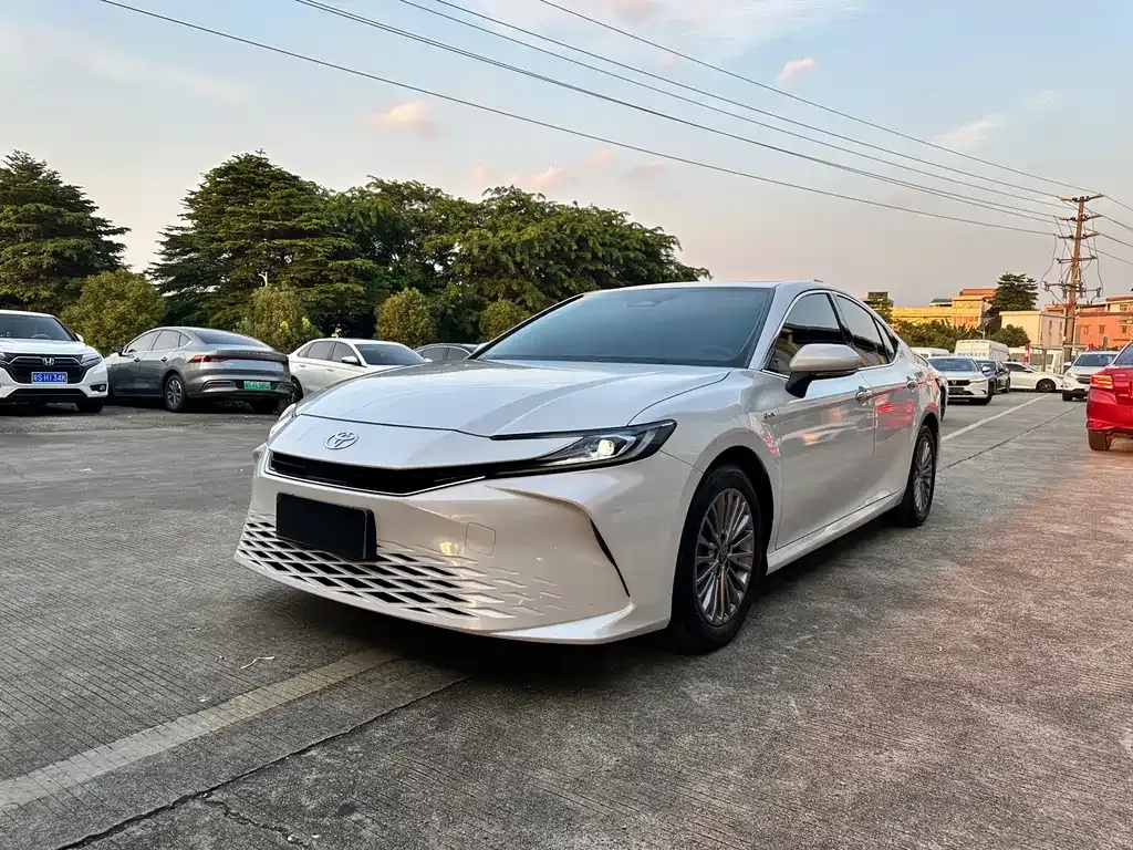 Toyota Camry — фото 1