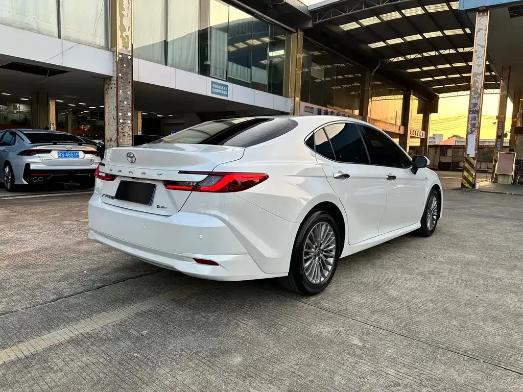 Toyota Camry — фото 4