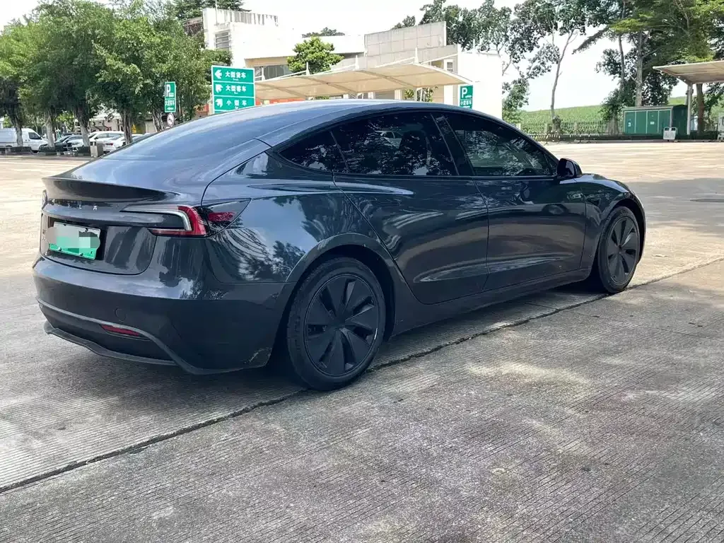 Tesla Model 3 — фото 9