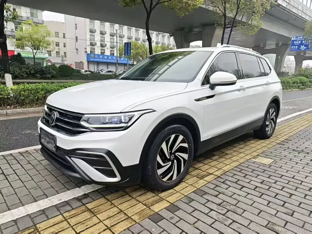 Volkswagen Tiguan L — фото 1
