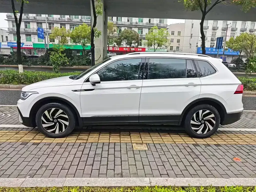 Volkswagen Tiguan L — фото 9