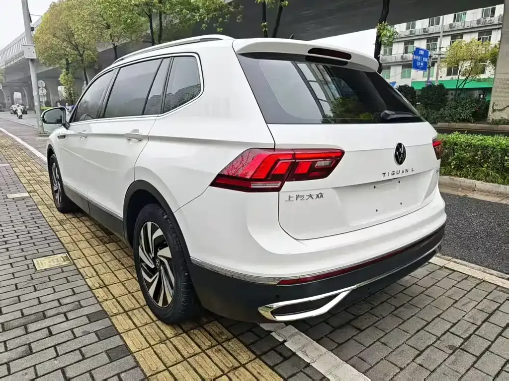 Volkswagen Tiguan L — фото 8