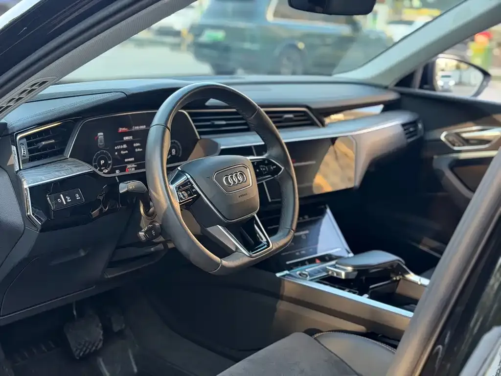 Audi e-tron — фото 3