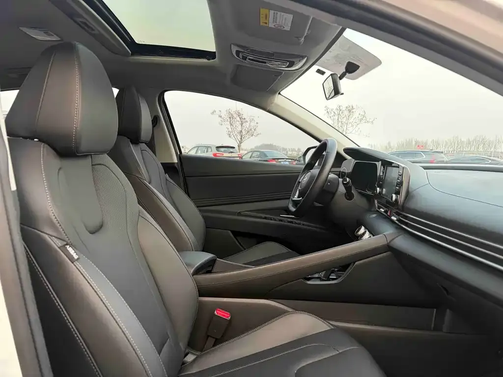 Hyundai Elantra — фото 3