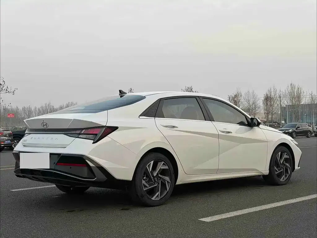 Hyundai Elantra — фото 9