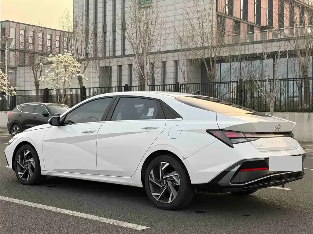 Hyundai Elantra — фото 7