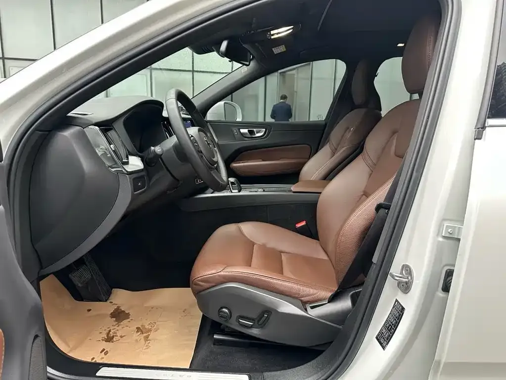Volvo XC60 — фото 2