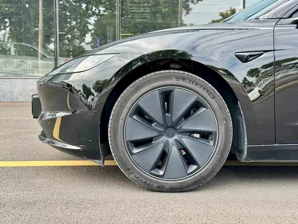 Tesla Model 3 — фото 3
