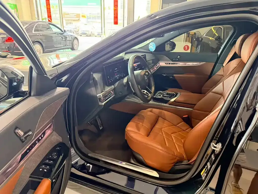 BMW i7 — фото 2