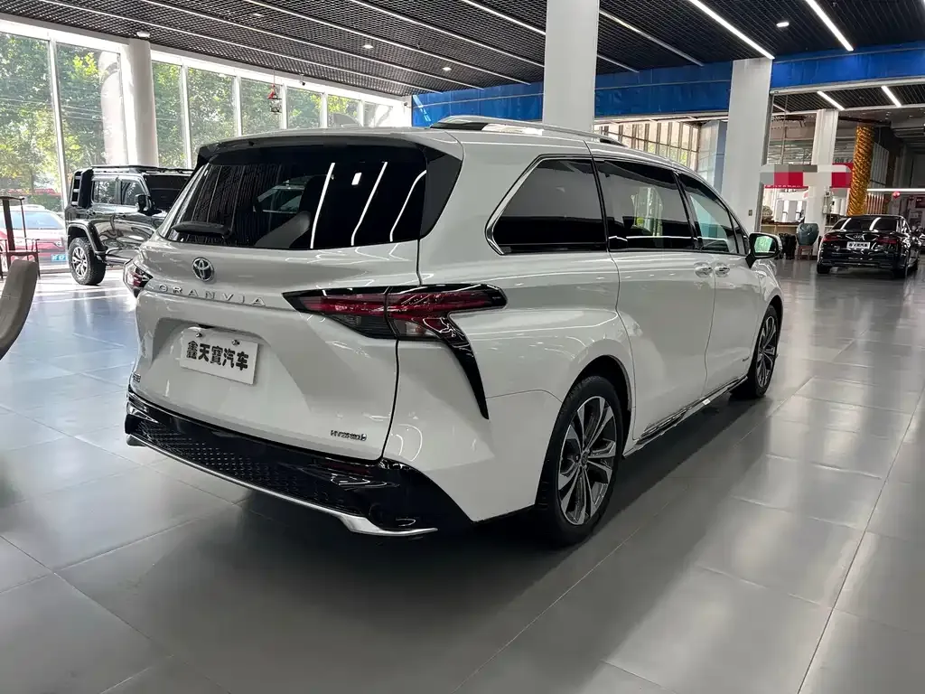Toyota Granvia — фото 6
