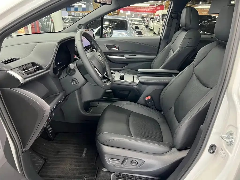 Toyota Granvia — фото 7