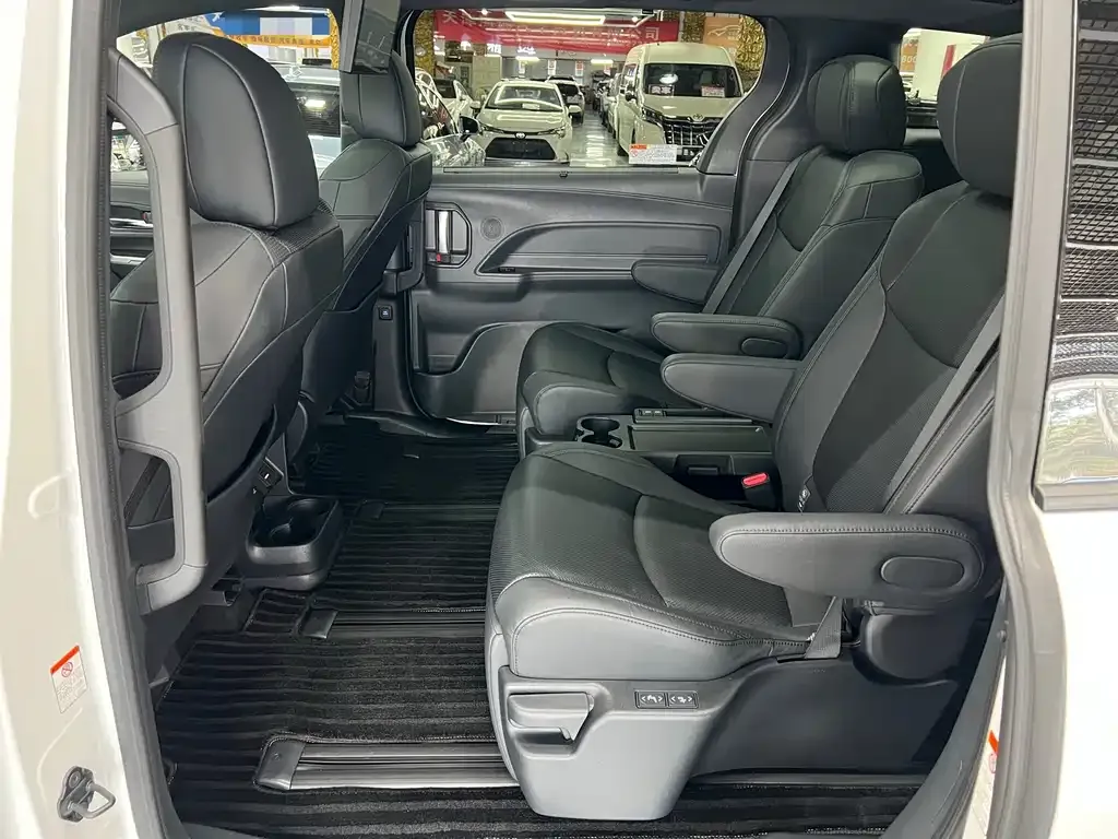 Toyota Granvia — фото 5