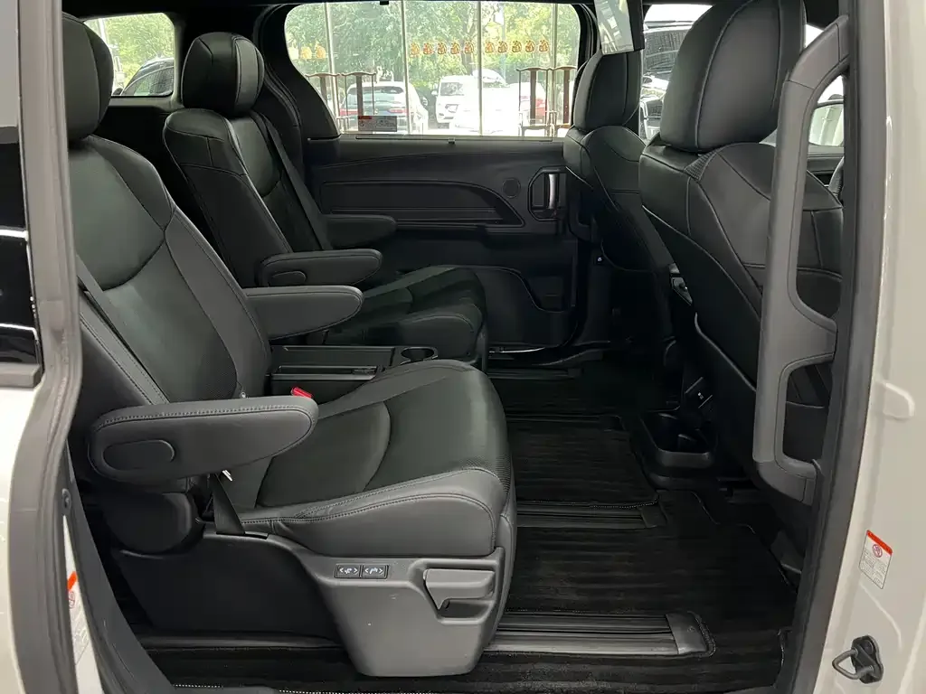 Toyota Granvia — фото 9