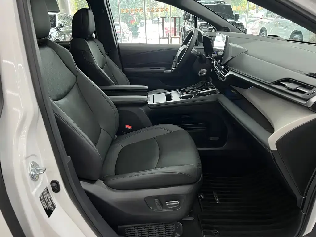 Toyota Granvia — фото 4