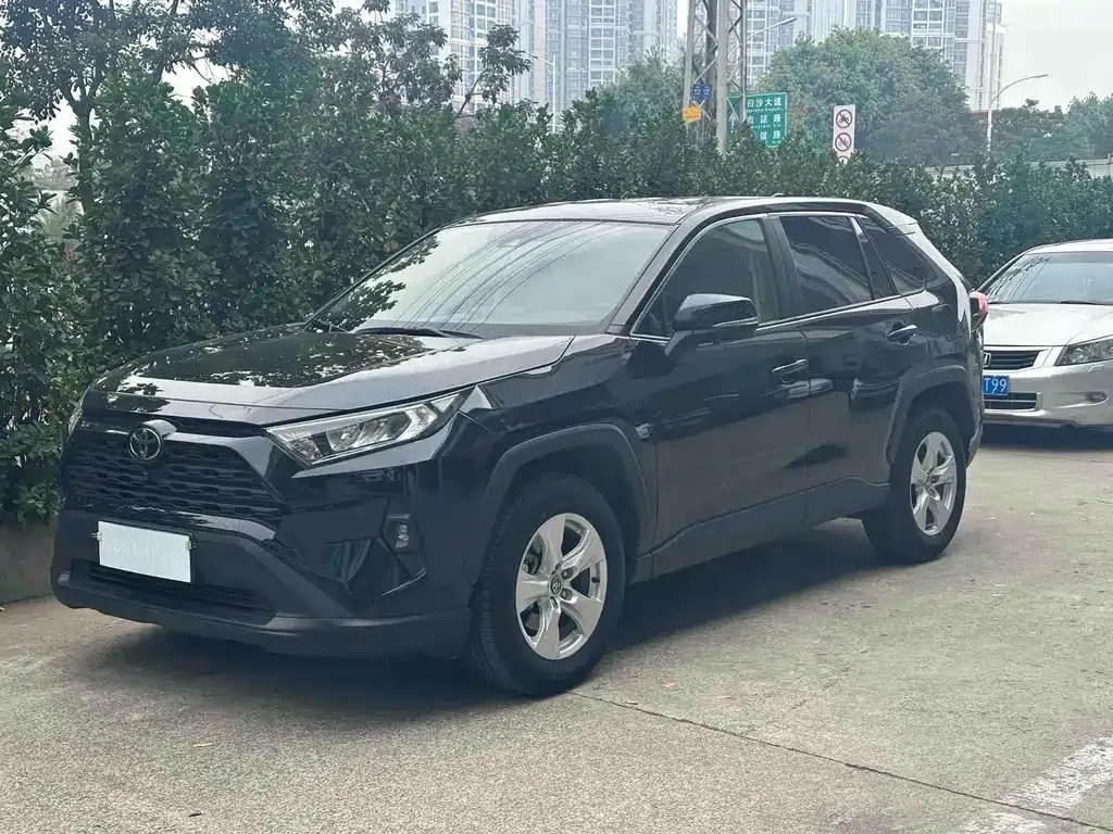 Toyota RAV4 — фото 1
