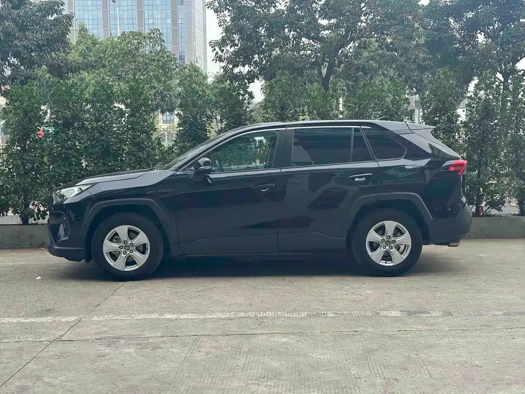 Toyota RAV4 — фото 8