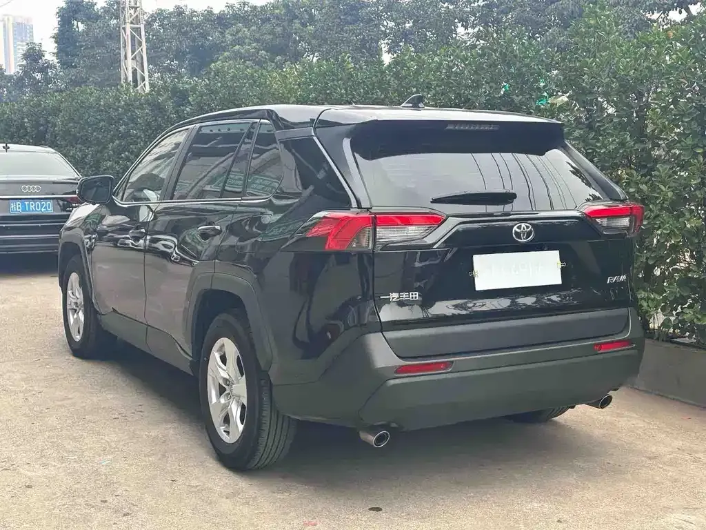Toyota RAV4 — фото 9