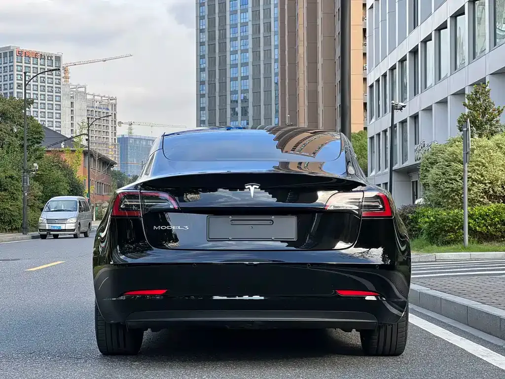 Tesla Model 3 — фото 10