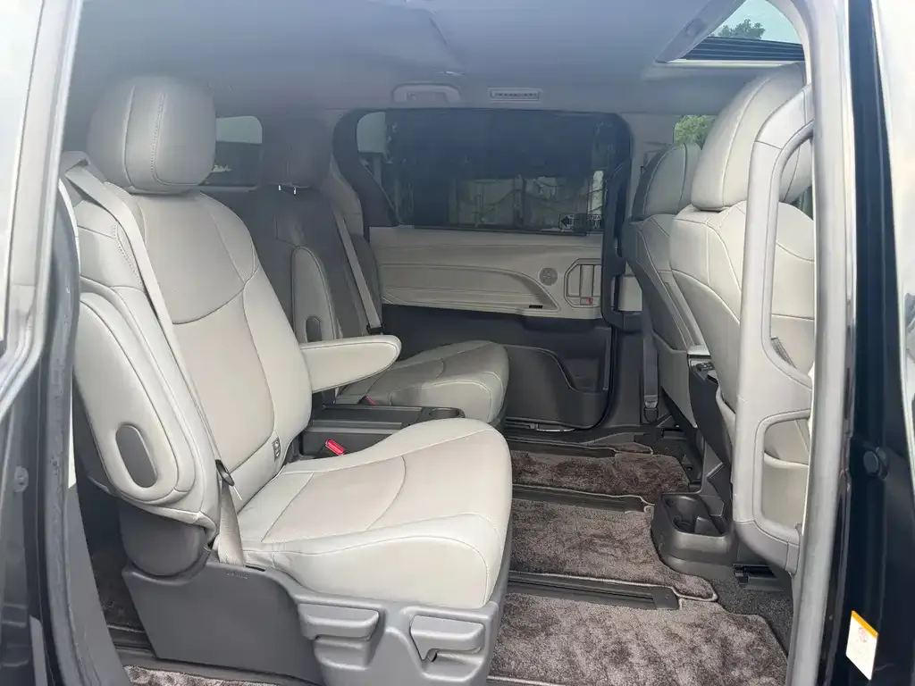 Toyota Sienna — фото 8