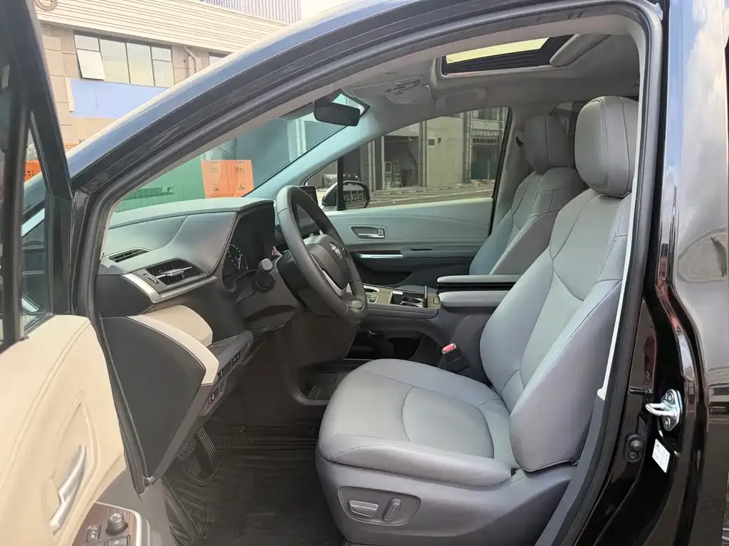Toyota Sienna — фото 2