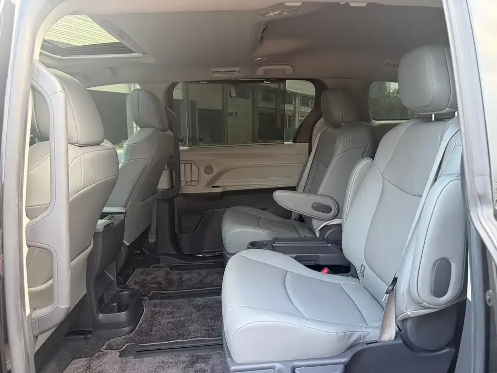 Toyota Sienna — фото 4