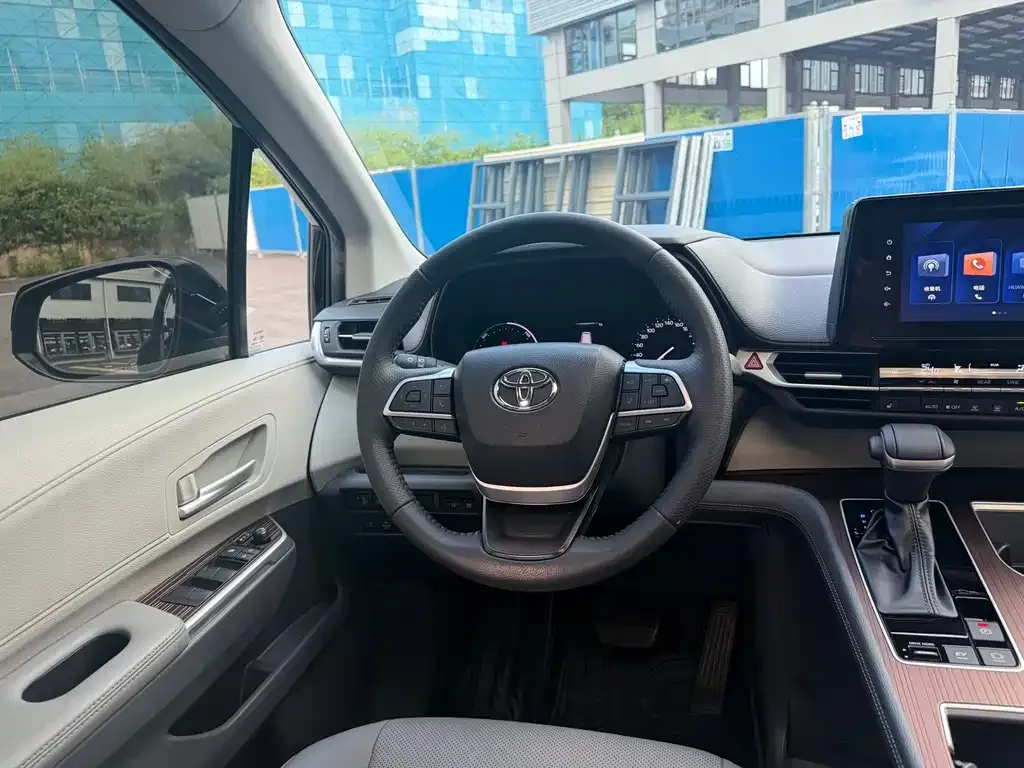 Toyota Sienna — фото 10