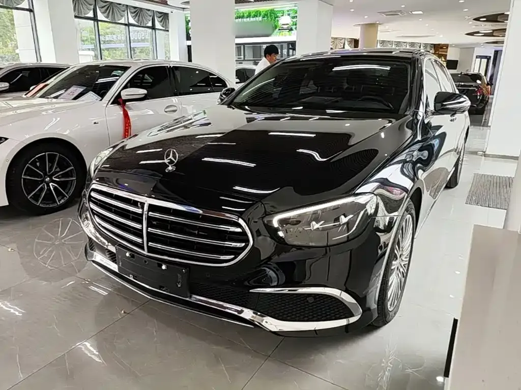 Mercedes-Benz E-Class — фото 1